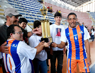 Secretário de Esportes, Alexandre da Trindade, com familiares de Eliane e um dos jogadores do torneio de futsal