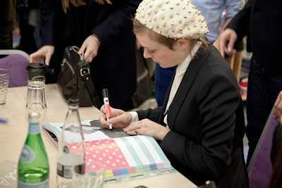 Chloé Sevigny firmando un libro