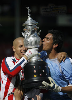 Bofo y Oswaldo con el trofeo de campeón [EFE]