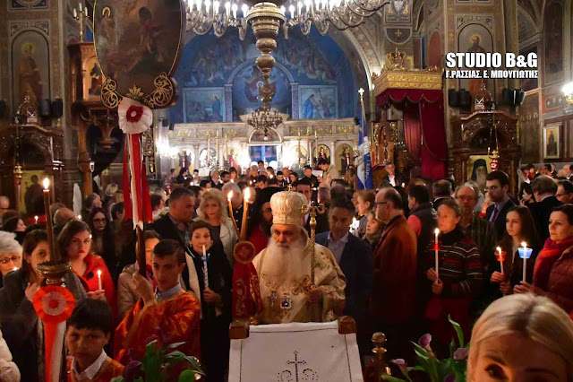 Πλήθος κόσμου στον Μητροπολιτική Ναό Αγίου Γεωργίου στο Ναύπλιο για την Ανάσταση