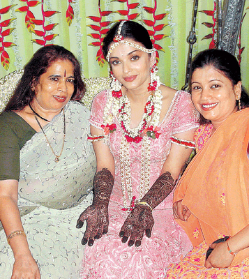 Aishwariya  Wedding Photos on Bollywood Clothing  Aishwarya Rai Wedding Mehndi Design