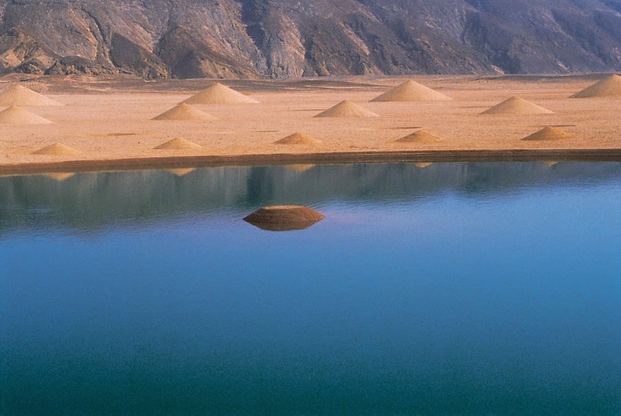 صورة للحفرة الركزية مملوءة بالماء