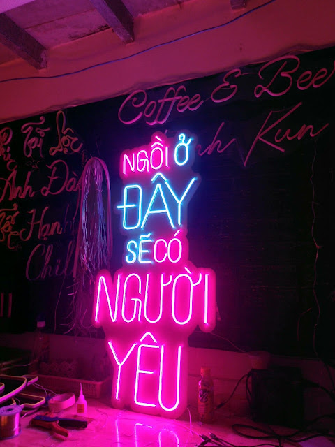 Mẫu Đèn Led Neon "NGỒI Ở ĐÂY SẼ CÓ NGƯỜI YÊU" thích hợp trang trí cửa hàng