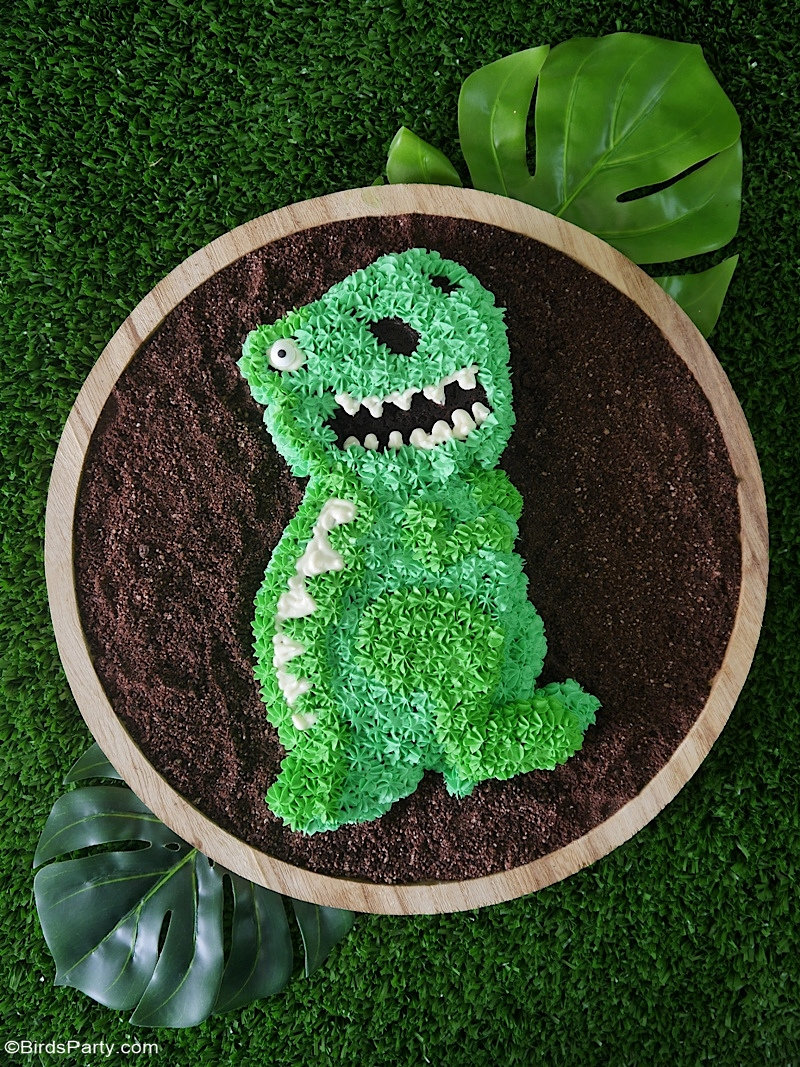 Gâteau Dinosaure Facile avec Glaçage au Lait Concentré Sucré - recette facile et rapide pour une gâteau d'anniversaire ludique!