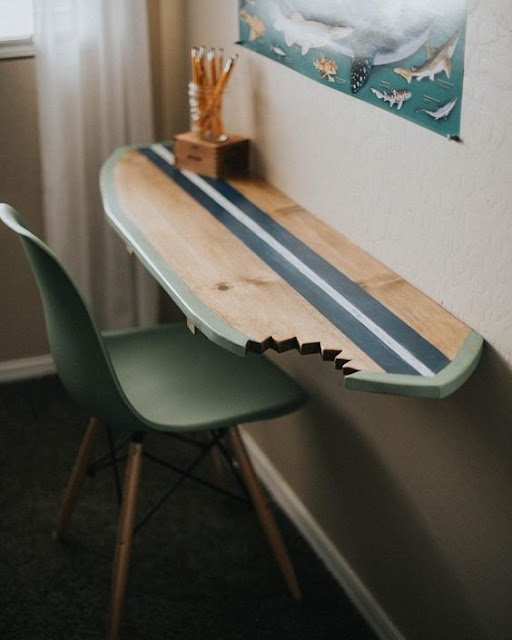 Les planches de surf à l'intérieur pour un air de vacances