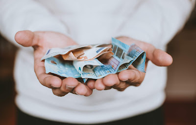 Hombre sosteniendo billetes de euro en las manos