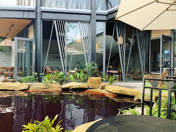 Quán cafe cá koi có không gian ngoài trời và trong nhà để khách hàng có thể thoải mái lựa chọn
