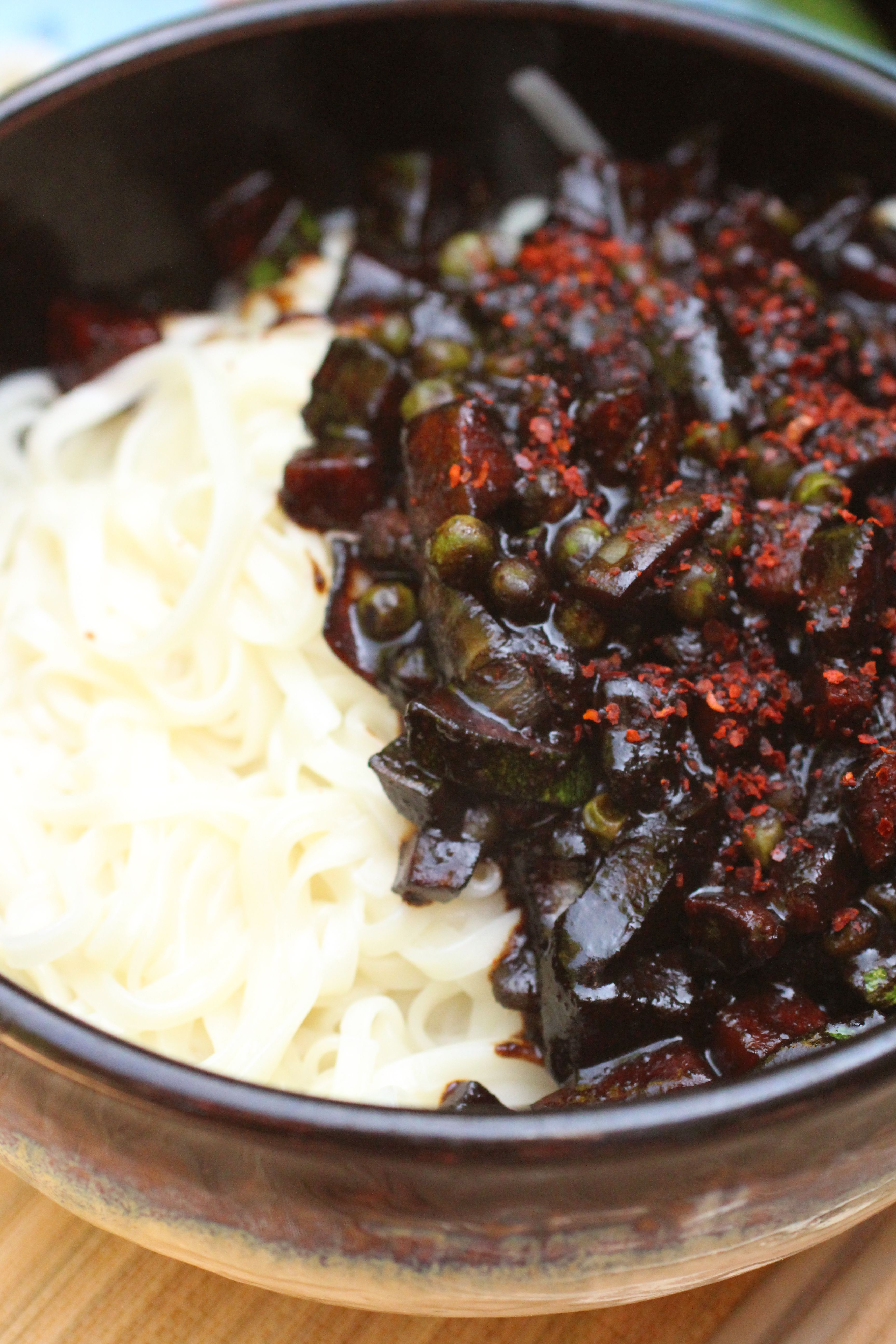 Nouilles à la sauce aux haricots noirs (jjajangmyun) - CORÉE