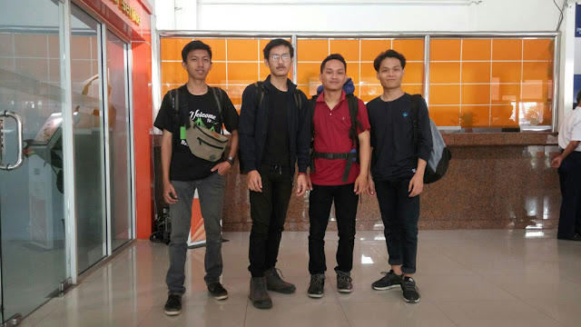 Travel menunggu di stasiun kertapati