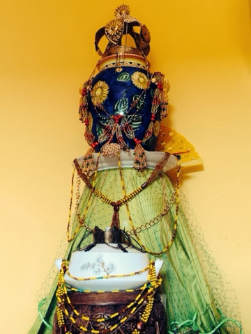 Ibu Akuaro, Ibu Acuaro, Ochun, Oshun nel suo altare con la rete, la corona e le collane