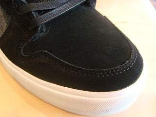 SUPRA（スープラ）VAIDER BLACK RASTA SUEDE スニーカー つま先アップ