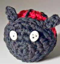 http://translate.google.es/translate?hl=es&sl=auto&tl=es&u=http%3A%2F%2Fwww.allfreecrafts.com%2Fcrochet%2Ftoys-crochet%2Fladybug%2F