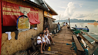 Locals Near Coron's Lambingan Bridge