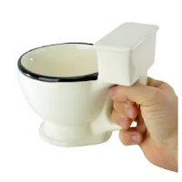 Le mug WC pour boire votre café aux toilettes