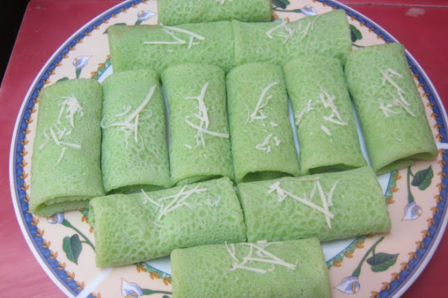 Cara praktis membuat kue dadar gulung isi kelapa