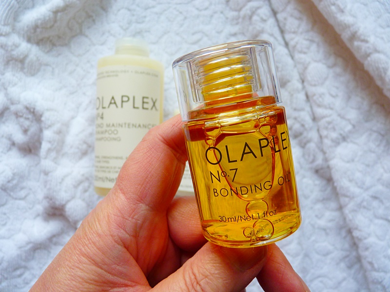 Olaplex No. 7 Bonding Oil olejek odbudowuje i wygładza włosy, redukując puszenie i elektryzowanie się