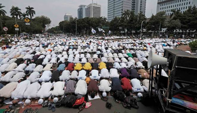 Beda dengan NU, MUI: Shalat di Jalan Sah, Asalkan...