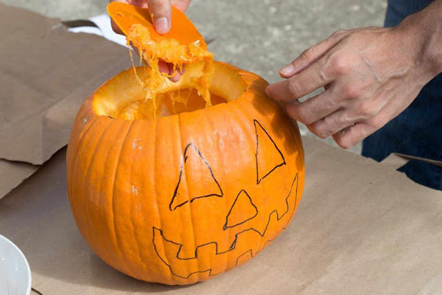 Remove the intestine from the pumpkin