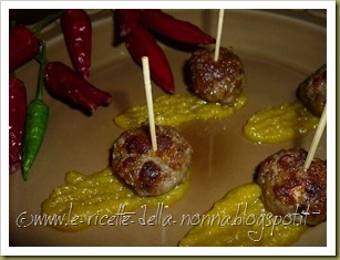 Polpettine finger food con salsina piccante all'aglio e cipolla (8) Polpettine finger food con salsina piccante all'aglio e cipolla (8)