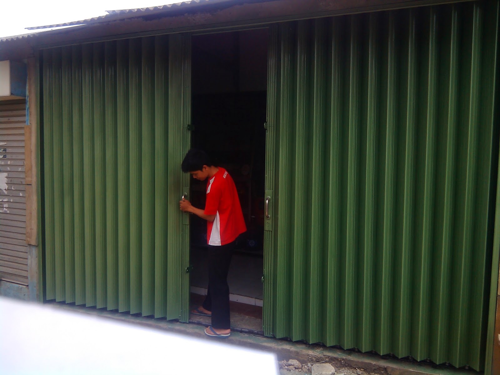 Folding gate untuk keamanan ruko toko  dan garasi rumah 