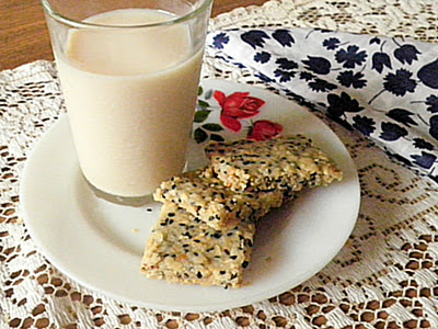 Sesame & Almond Slice Recipe @ treatntrick.blogspot.com