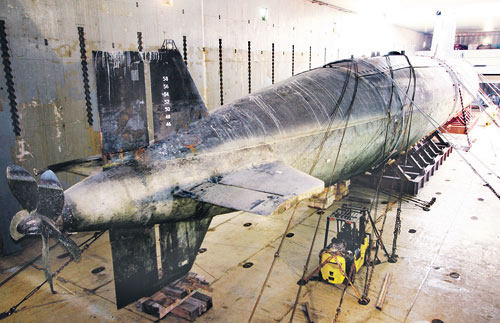 Kerja mengangkut kapal selam TLDM untuk dijadikan Muzium
