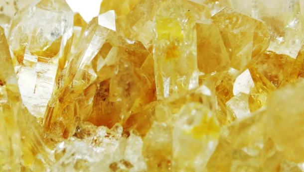 Menggenggam Kesejahteraan: Kristal dan Gemstone untuk Keberuntungan dan Kesehatan