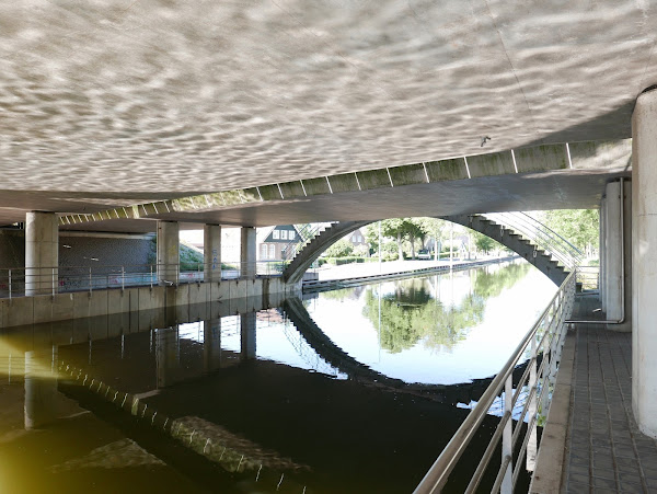 Water onder viaduct