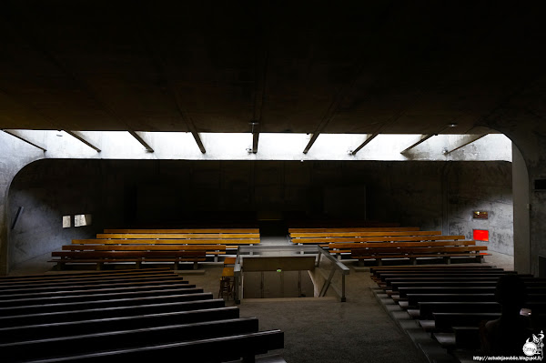 Nevers - Eglise Sainte-Bernadette du Banlay, Part. 2<br /> Architectes: Claude Parent, Paul Virilio (Architecture Principe)<br /> Avec Odette Ducarre (maquette des vitraux), Morice Lipsi (Mobilier) Construction: 1963 - 1966