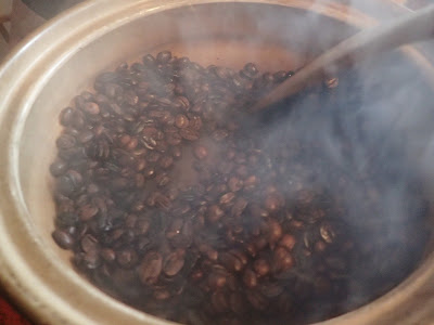 コーヒー豆を土鍋で焙煎