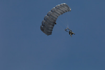 Foto 22 Prajurit Batalyon-461 Paskhasau Laksanakan Terjun Statik Dengan Hercules USAF YJ6