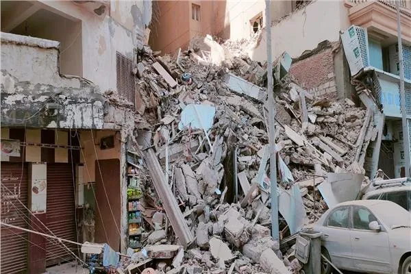 انهيار مبنى مأهول مكون من 13 طابقا في الإسكندرية وعدد الضحايا غير معروف بعد(فيديو)