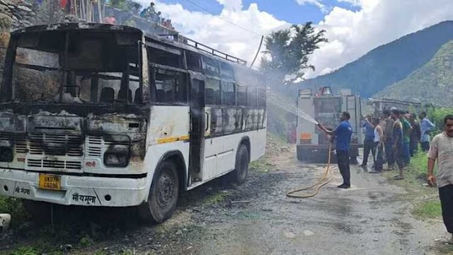 कल्याणी पटारा मोटरमार्ग किनारे खड़ी बस में अचानक लगी आग