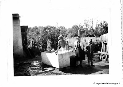 Photo de famille noir et blanc, la lessive dehors