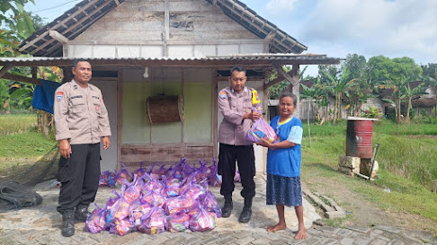 Polri Peduli, Polsek Tambakrejo Polres Bojonegoro. Salurkan Bansos Kewarga Kurang Mampu