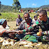 Potret Kebersamaan Masyarakat Lanny Jaya Papua Dengan SATGAS 412 KOSTRAD Mensyukuri Hasil Panen