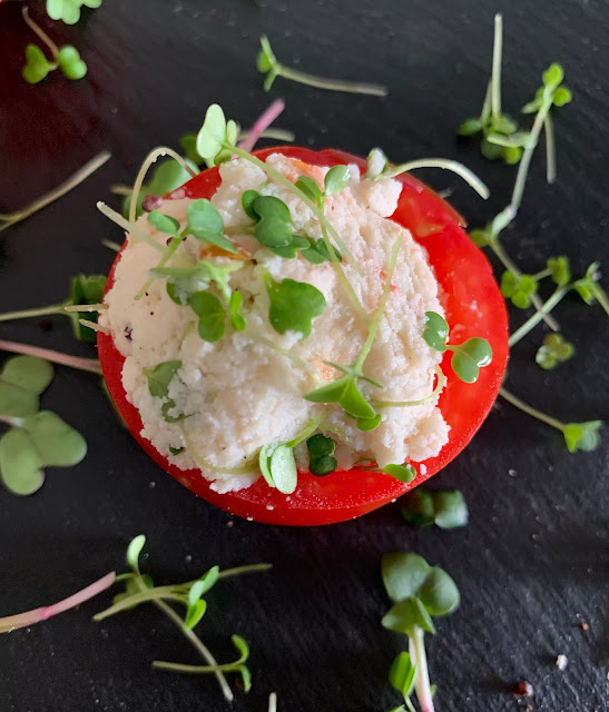 Tomaten-Körbchen mit Microgreen-Püree #Rezept #glutenfrei #vegan, rohkost, Kokosmehl, Mandelmilch, Snack, schnell und einfach,