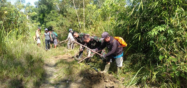 Satgas 301/PKS Bersama Warga Kantuk Aping Bangun Saluran Air Bersih di Perbatasan