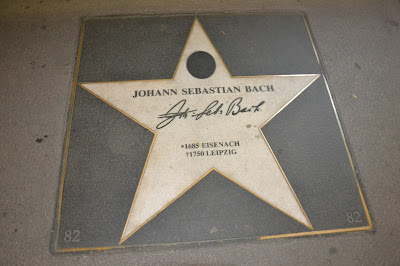 foto do exterior , calçada da fama com uma estrela de Johan Sebastian Bach  