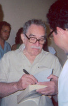 Gabriel García Márquez firmando una copia de Cien años de soledad en La Habana (Cuba). Dominio público, https://commons.wikimedia.org/w/index.php?curid=2776394