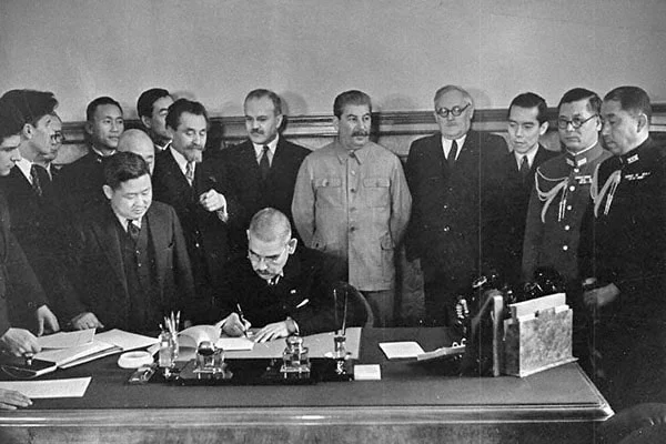 El primer ministro japonés Matsuoka firma la neutralidad con la Rusia soviética en abril del 1941.