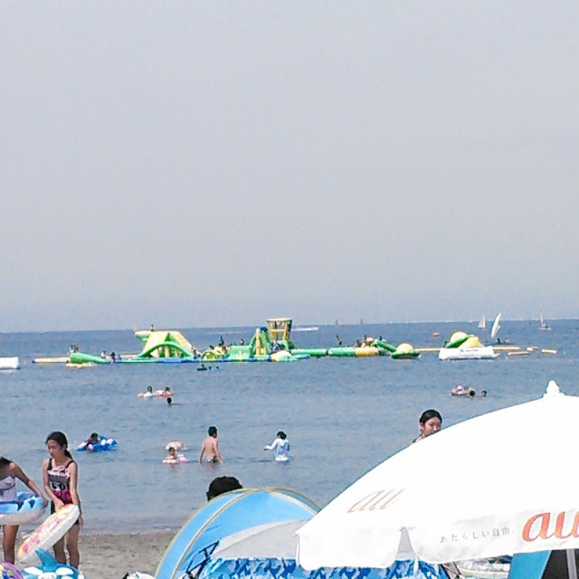 逗子海岸から見た zushi beach splash waterpark の写真です。