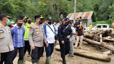 Tinjau Lokasi Longsor dan Banjir di Kab Toba, Wadansat Brimob Dampingi Kapolda Sumut 