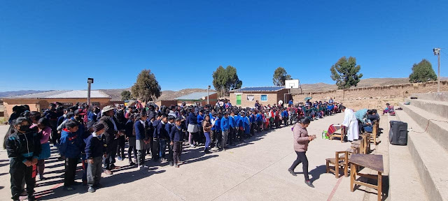 Die Schüler der Bildungseinheiten Cutañiso, Huayllajara, Callamosyani, Hornoni und Bandurani in den Bergen Boliviens haben Schulmaterial erhalten. Bis Freitag, den 02.06.2023 haben somit im Mai weitere 600 Schüler Unterstützung bekommen. Wir danken allen unseren Spendern, denn dank Ihnen erhalten die Kinder in diesen schwierigen Zeiten Hilfe. Ein herzliches Dankeschön. Teil 03