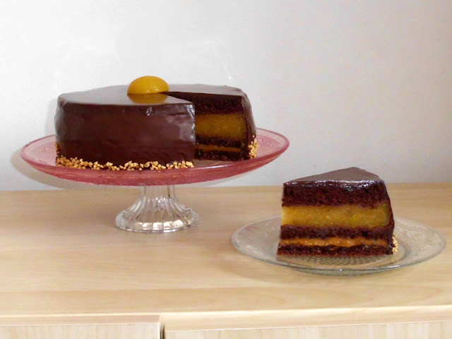 Meruňkový dort s marcipánem a čokoládovou polevou