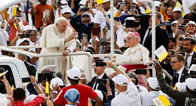 عشرات الآلاف يشاركون في قداس ترأسه البابا