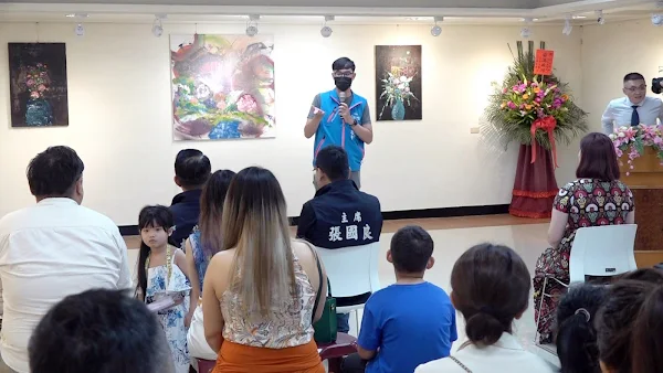 ▲員林市公所主任秘書賴冠宇表示，藝術家陳怡君充分的表現在畫作上面，並透過畫展來表達說他對人生的一個哲學與思維，歡迎大家一起來共襄盛舉。（記者林明佑攝）