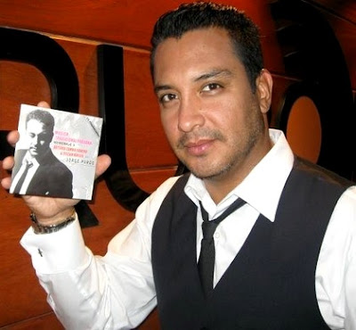 Foto de Jorge Pardo mostrando su disco