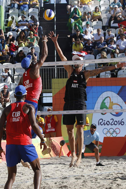 La pareja de Nivaldo Díaz (1) y Sergio González (2) de Cuba, derrota a la pareja austriaca de Clemens Doppler y Alexander Horst, en los octavos de final del voleibol de playa, de los Juegos Olímpicos de Río de Janeiro, en Copacabana, Brasil,  el 12 de agosto de 2016.