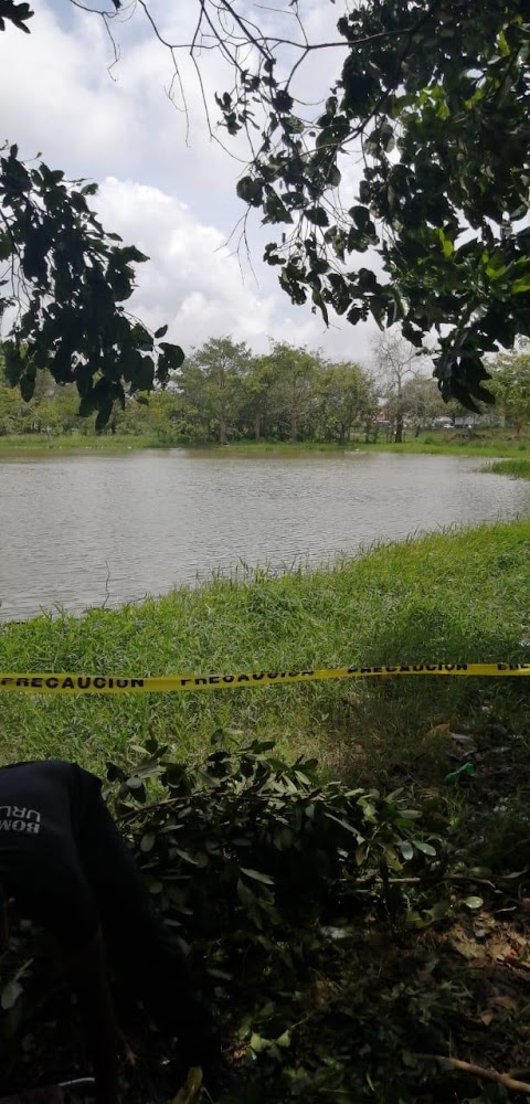 Ahora mismo bomberos de san luis rescatan cuerpo sin vida de un nacional haitiano que se ahogó en la laguna de la balsa. 